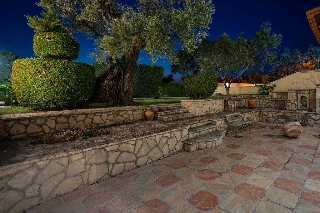 Tierra Verde, Luxury Retreat With 3 Acres Lush Garden