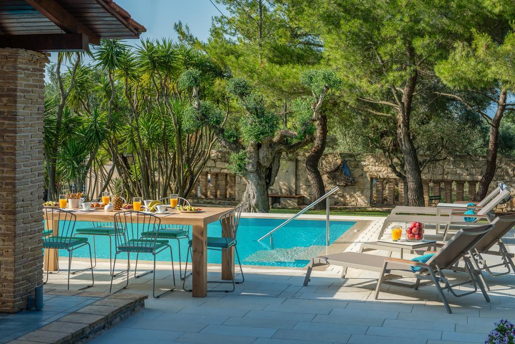 Tierra Verde, Luxury Retreat With 3 Acres Lush Garden